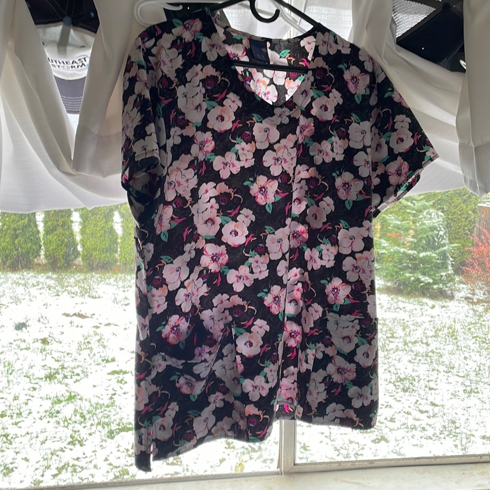 Women’s scrub top
